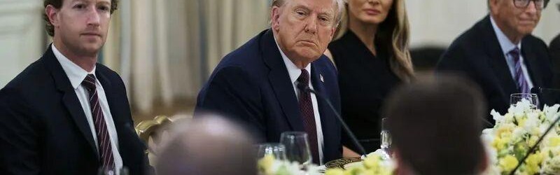 饭桌上“强收份子钱”，特朗普办了一场“鸿门宴” | 京酿馆